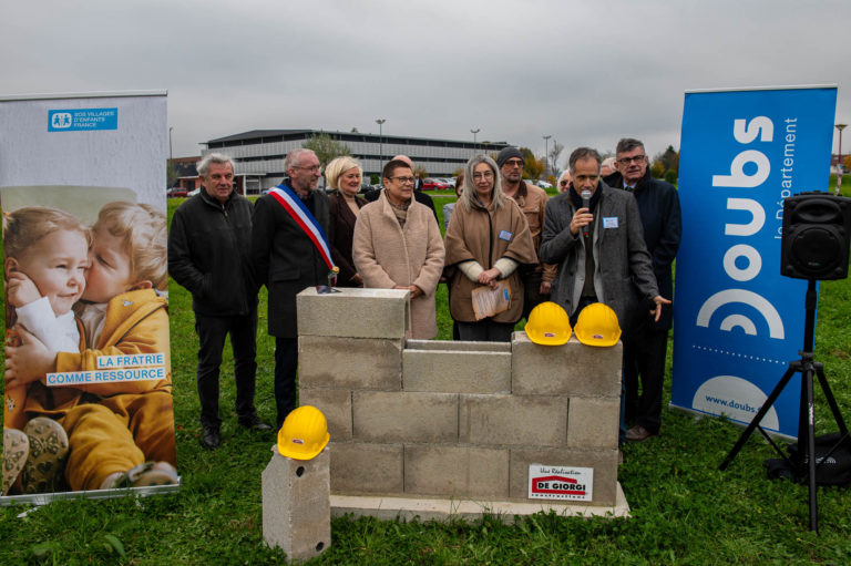 Photo Pose de la première pierre Village d&rsquo;Enfants – L&rsquo;Isle-sur-le-Doubs