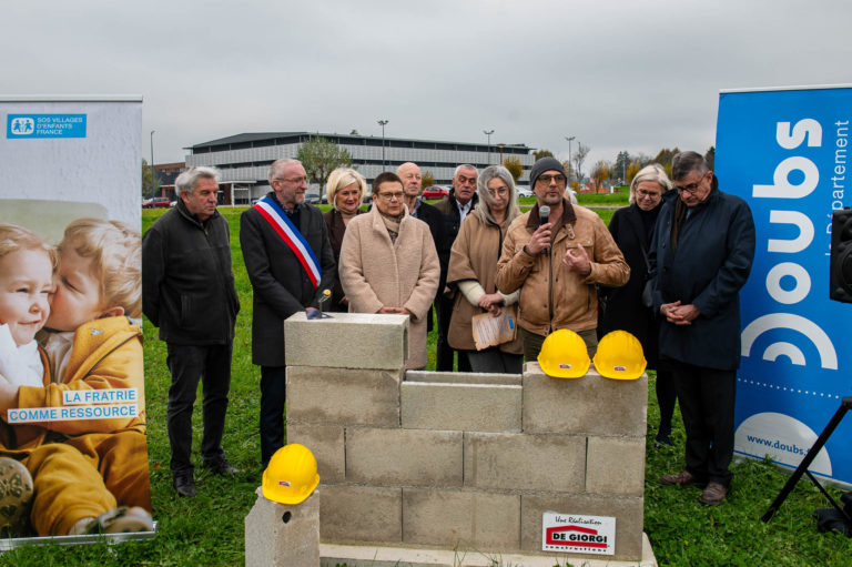 Photo Pose de la première pierre Village d&rsquo;Enfants – L&rsquo;Isle-sur-le-Doubs