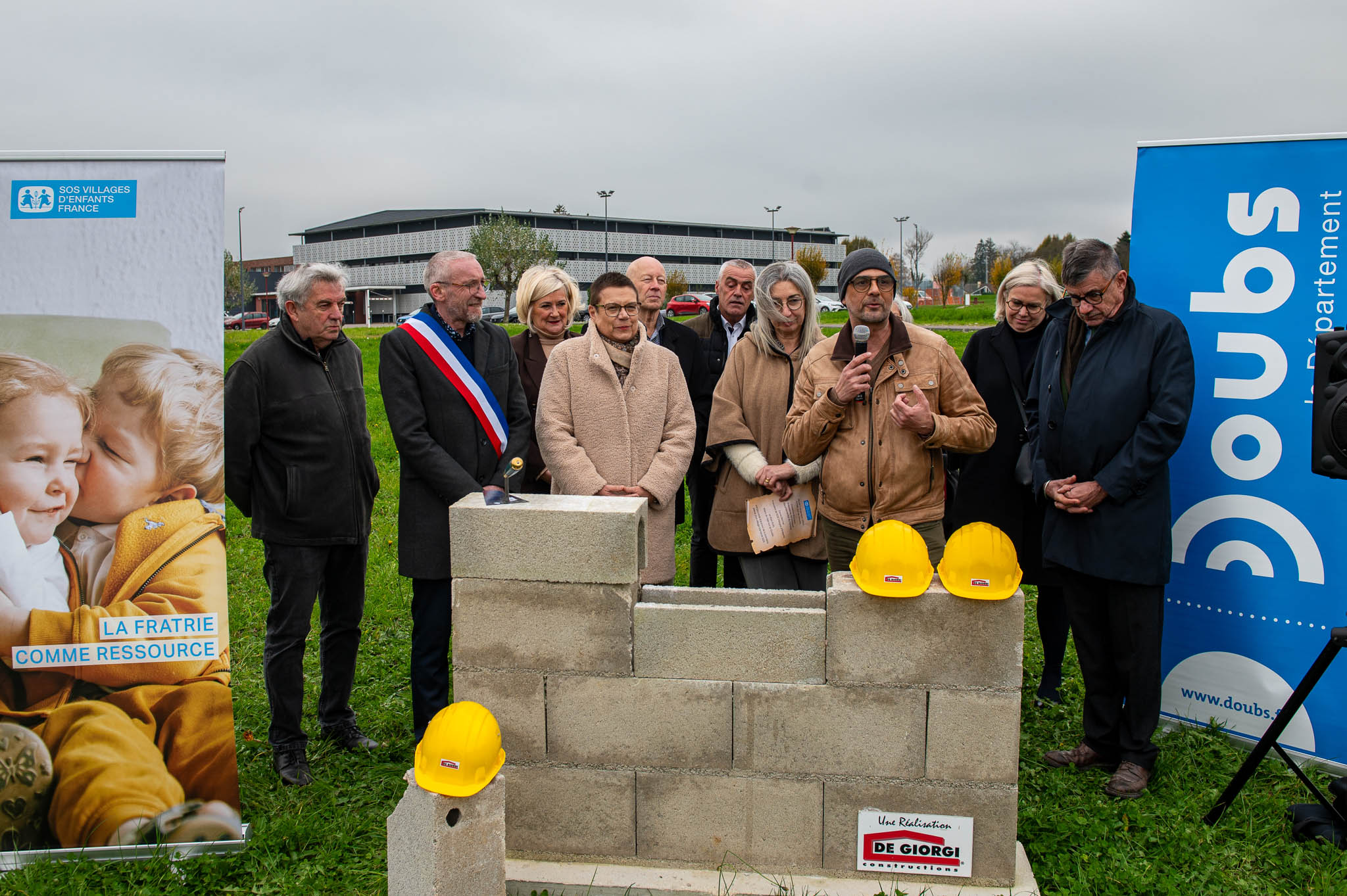 Pose de la première pierre Village d&rsquo;Enfants – L&rsquo;Isle-sur-le-Doubs — photographie FLORSKA