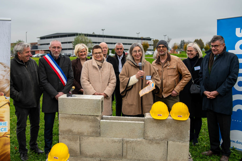 007_Pose Premiere Pierre Village Enfant - L'Isle-sur-le-Doubs