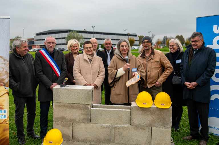 Photo Pose de la première pierre Village d&rsquo;Enfants – L&rsquo;Isle-sur-le-Doubs