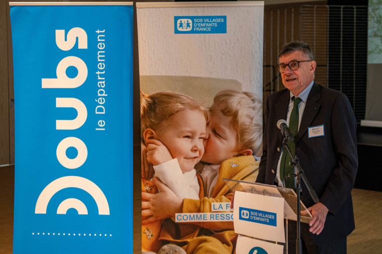 Photo Pose de la première pierre Village d&rsquo;Enfants – L&rsquo;Isle-sur-le-Doubs