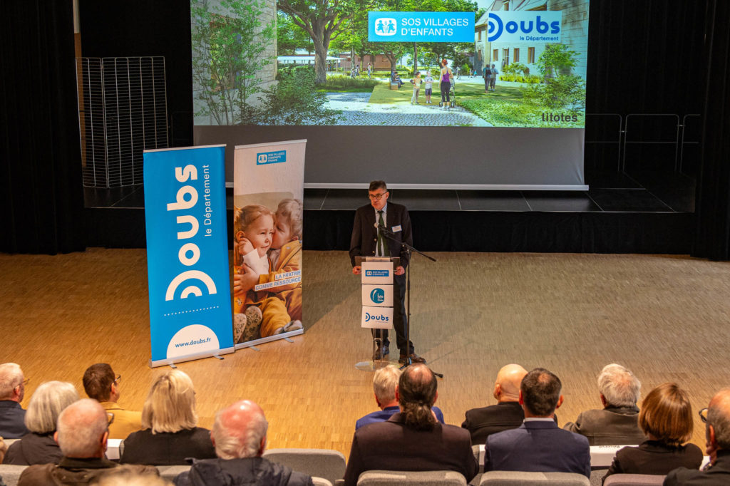 021_Pose Premiere Pierre Village Enfant - L'Isle-sur-le-Doubs