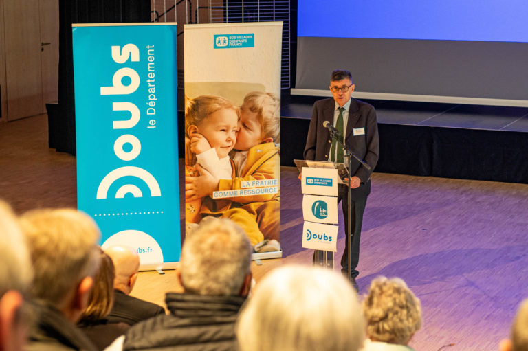 Photo Pose de la première pierre Village d&rsquo;Enfants – L&rsquo;Isle-sur-le-Doubs