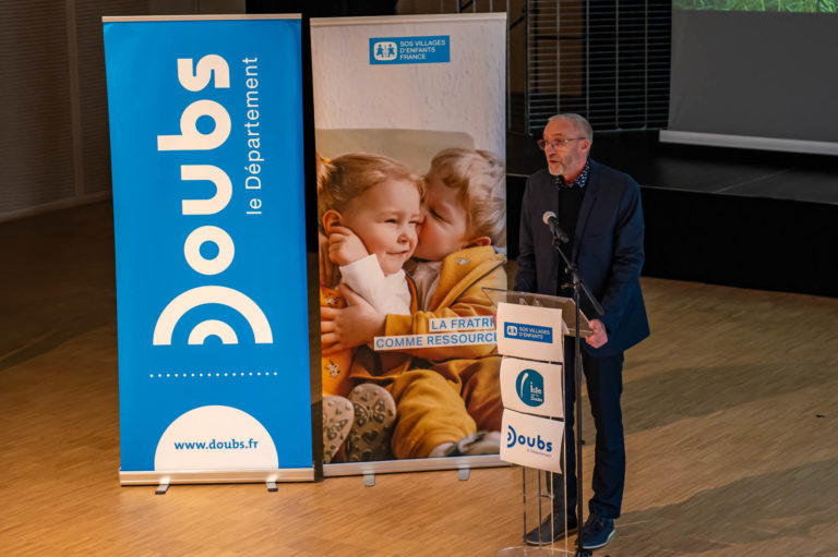 Photo Pose de la première pierre Village d&rsquo;Enfants – L&rsquo;Isle-sur-le-Doubs
