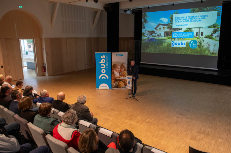 Photo Pose de la première pierre Village d&rsquo;Enfants – L&rsquo;Isle-sur-le-Doubs