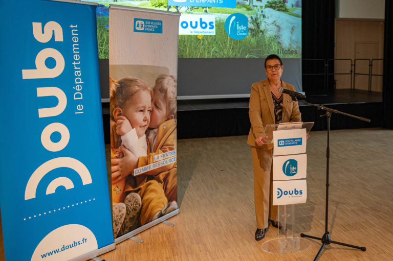 Photo Pose de la première pierre Village d&rsquo;Enfants – L&rsquo;Isle-sur-le-Doubs