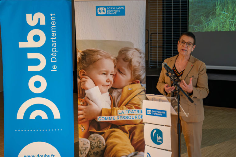 Photo Pose de la première pierre Village d&rsquo;Enfants – L&rsquo;Isle-sur-le-Doubs