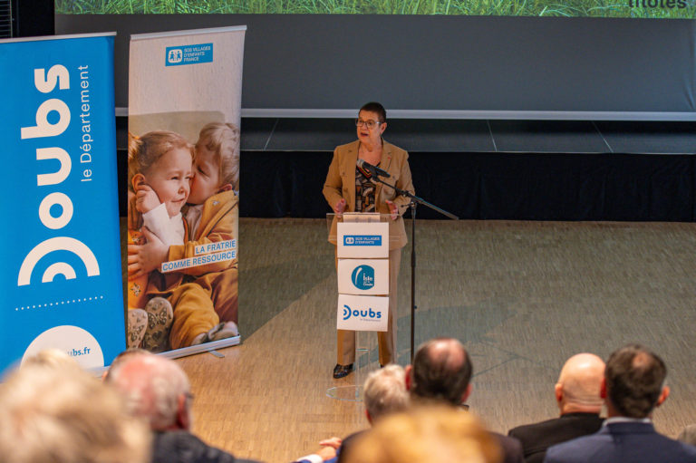 Photo Pose de la première pierre Village d&rsquo;Enfants – L&rsquo;Isle-sur-le-Doubs