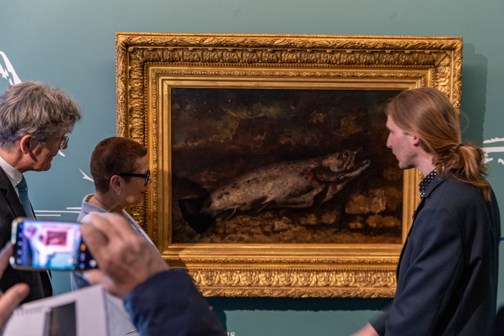 035_accrochage_truite_musee_Courbet