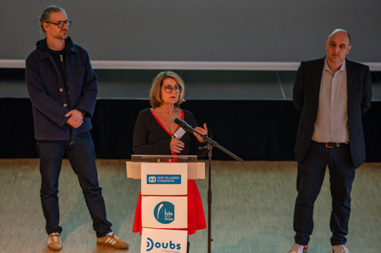 Photo Pose de la première pierre Village d&rsquo;Enfants – L&rsquo;Isle-sur-le-Doubs