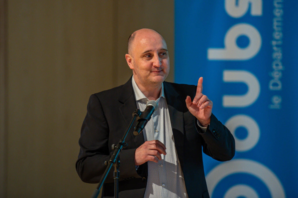 041_Pose Premiere Pierre Village Enfant - L'Isle-sur-le-Doubs