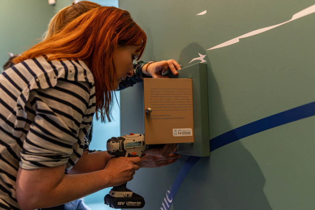 042_accrochage_truite_musee_Courbet