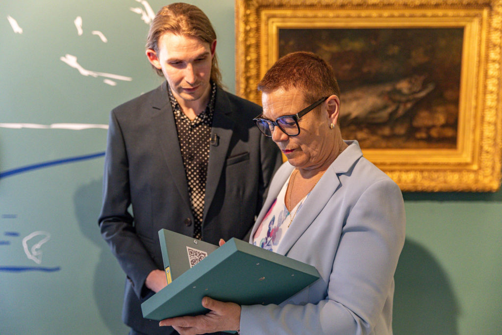 045_accrochage_truite_musee_Courbet