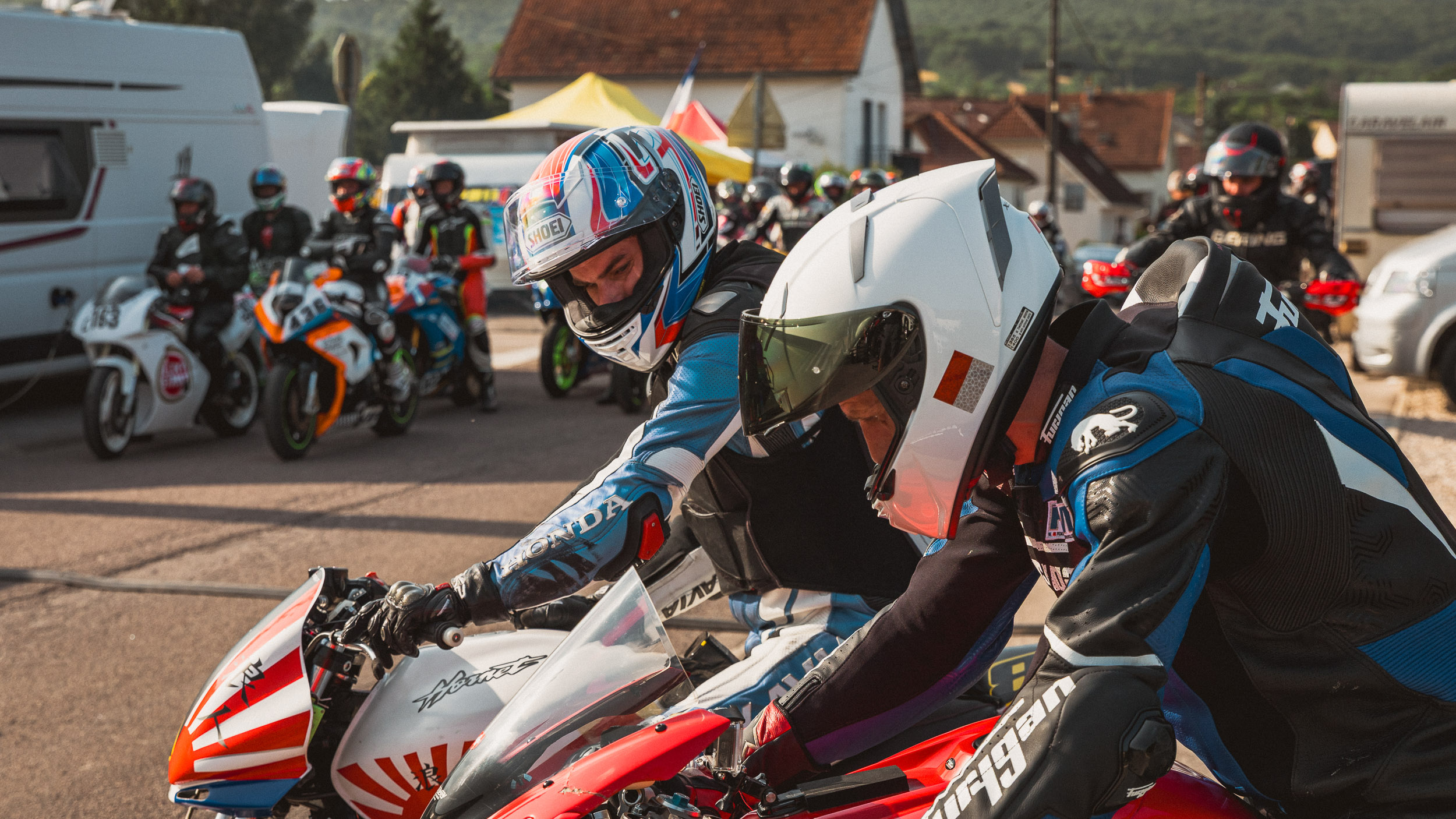 Pilotes en combinaison sur leurs motos de course au départ de la course de côte de Marchaux 2025